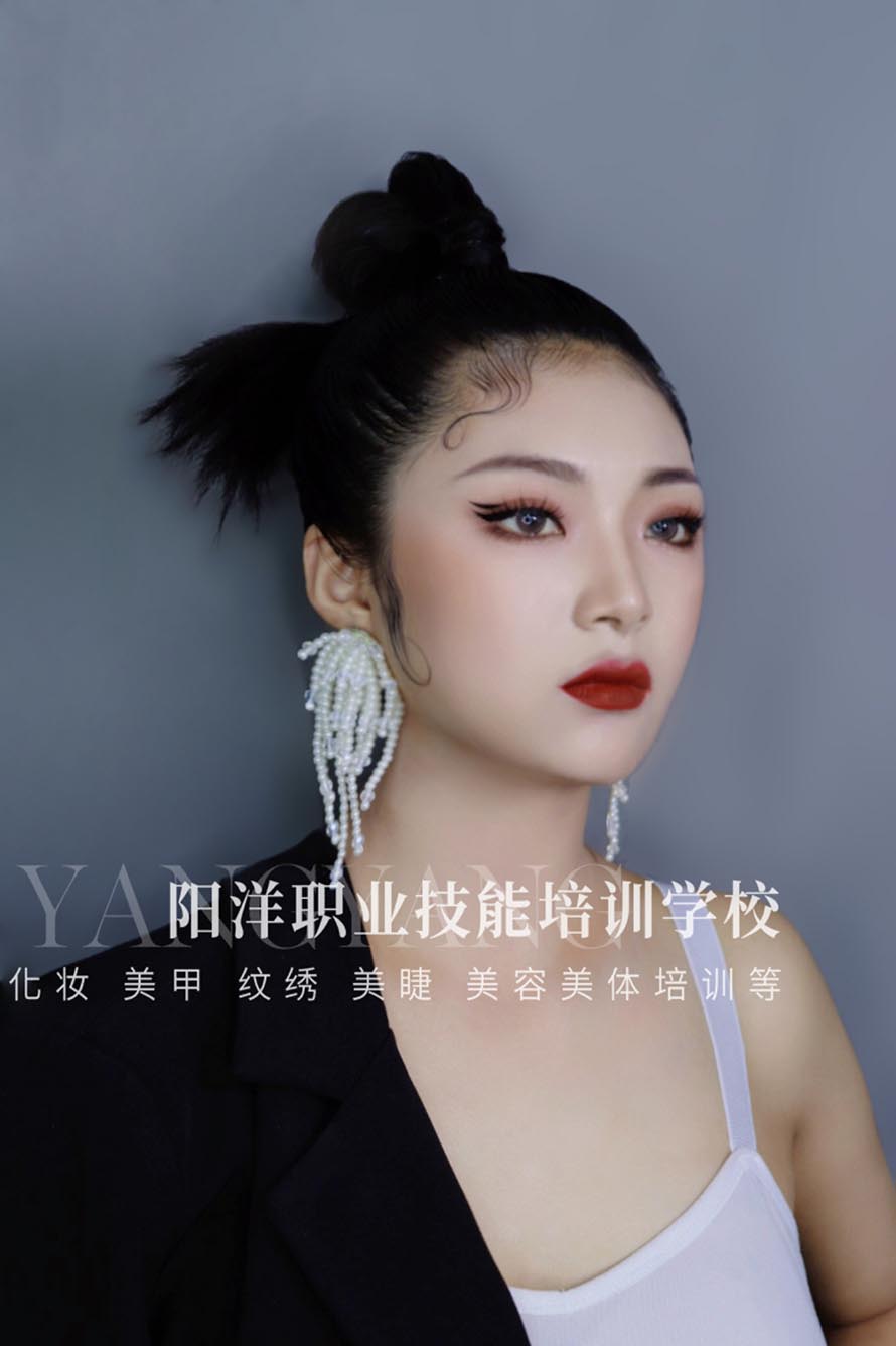 温州乐清化妆学校推荐，塑造美的殿堂